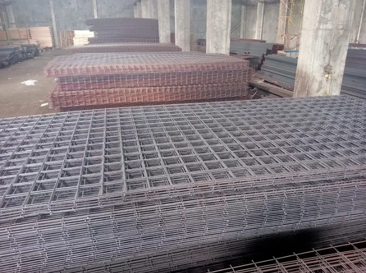 Tumpukan lembaran wiremesh di gudang