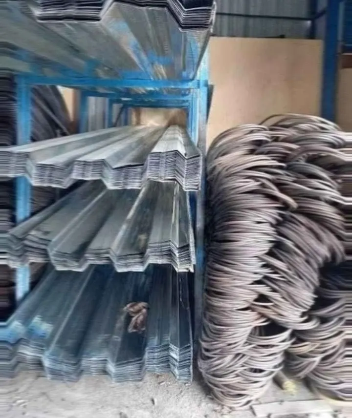 Rak bondek baja gelombang dan gulungan bendrat di gudang