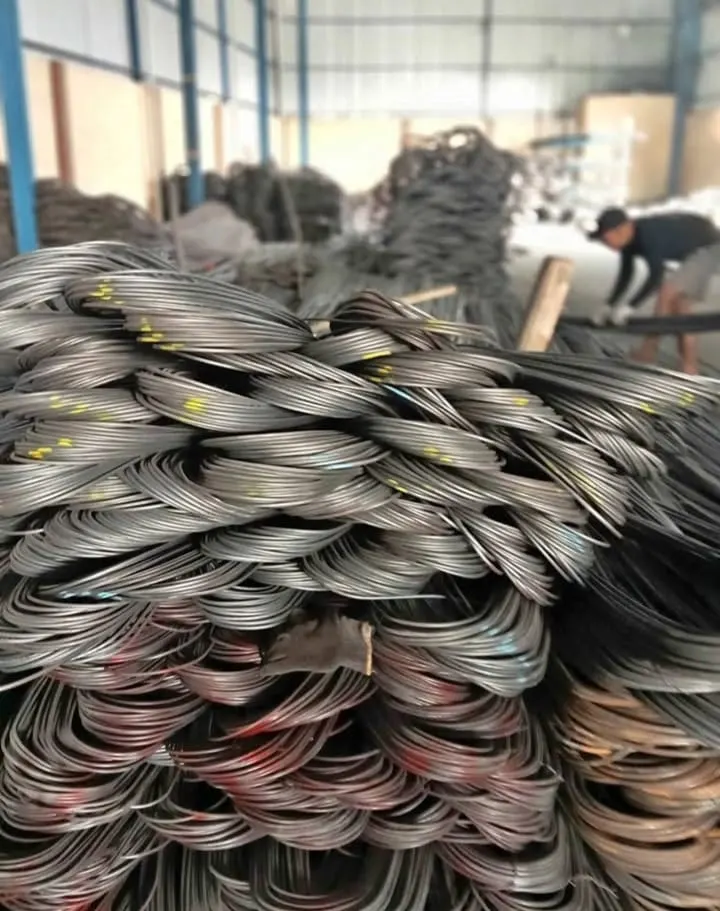 Tumpukan gulungan besi beton polos di gudang